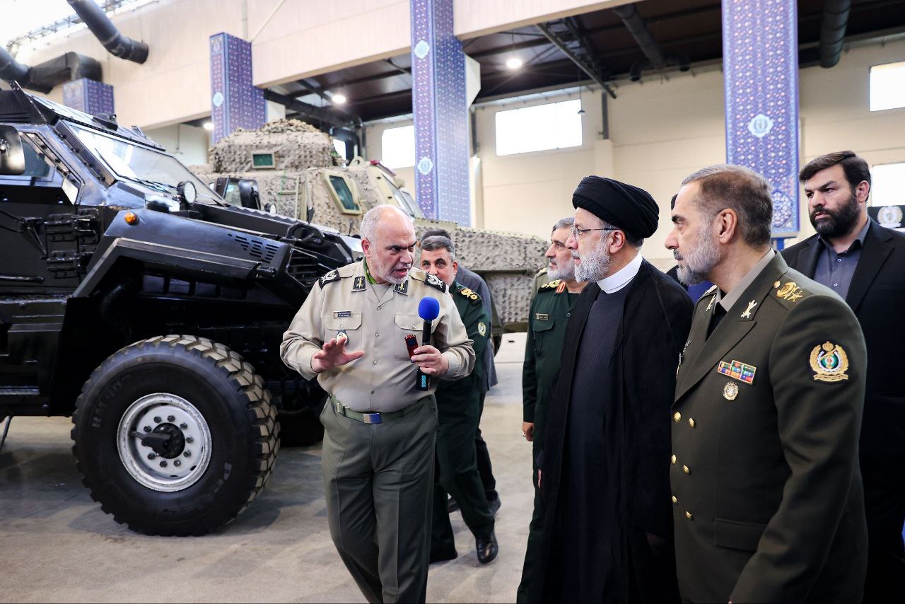 بازدید یک‌ونیم ساعته رئیس‌جمهور از نمایشگاه آخرین دستاوردهای فناورانه وزارت دفاع