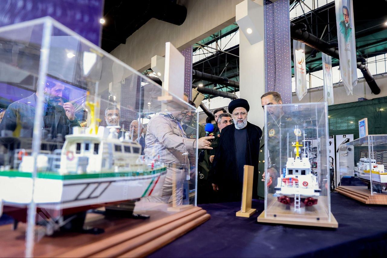 بازدید یک‌ونیم ساعته رئیس‌جمهور از نمایشگاه آخرین دستاوردهای فناورانه وزارت دفاع
