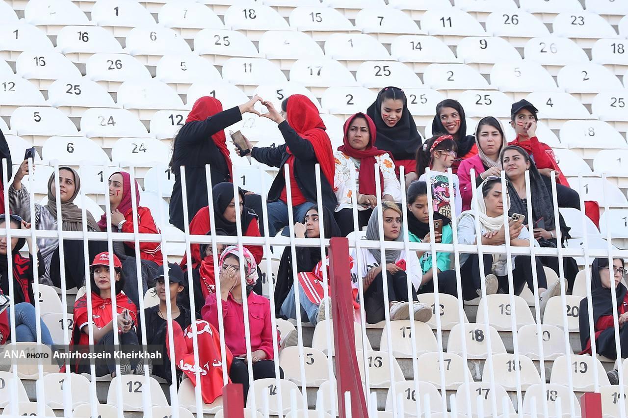 تصاویر بانوان هوادار تراکتور در دیدار با شارجه تصاویر بانوان هوادار تراکتور در دیدار با شارجه