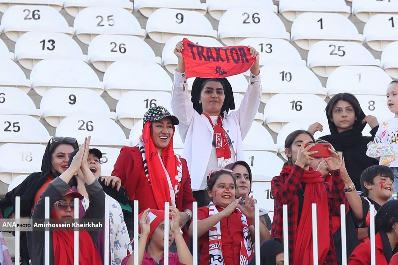 تصاویر بانوان هوادار تراکتور در دیدار با شارجه تصاویر بانوان هوادار تراکتور در دیدار با شارجه