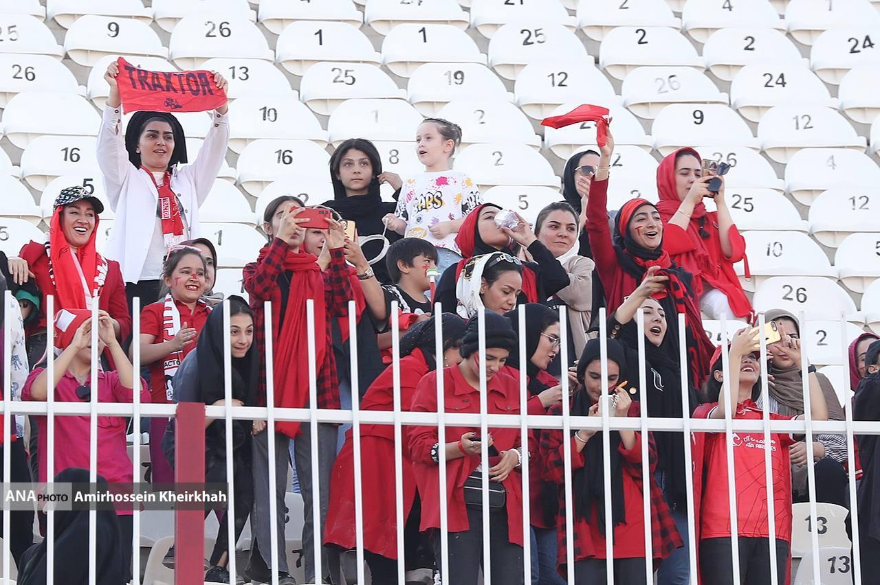 تصاویر بانوان هوادار تراکتور در دیدار با شارجه تصاویر بانوان هوادار تراکتور در دیدار با شارجه