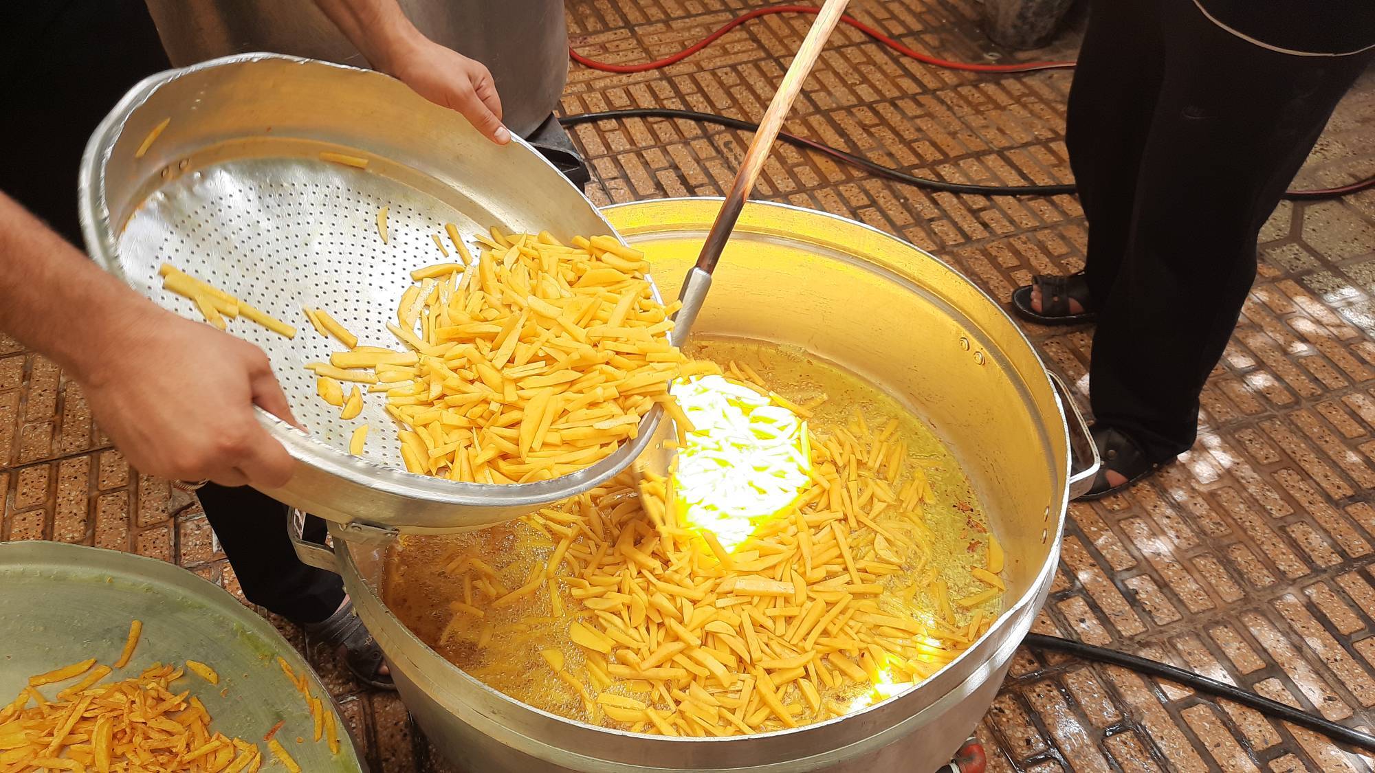 مشارکت یک هیئت با گروه جهادی شهدا برای پخت غذای گرم برای مناطق محروم