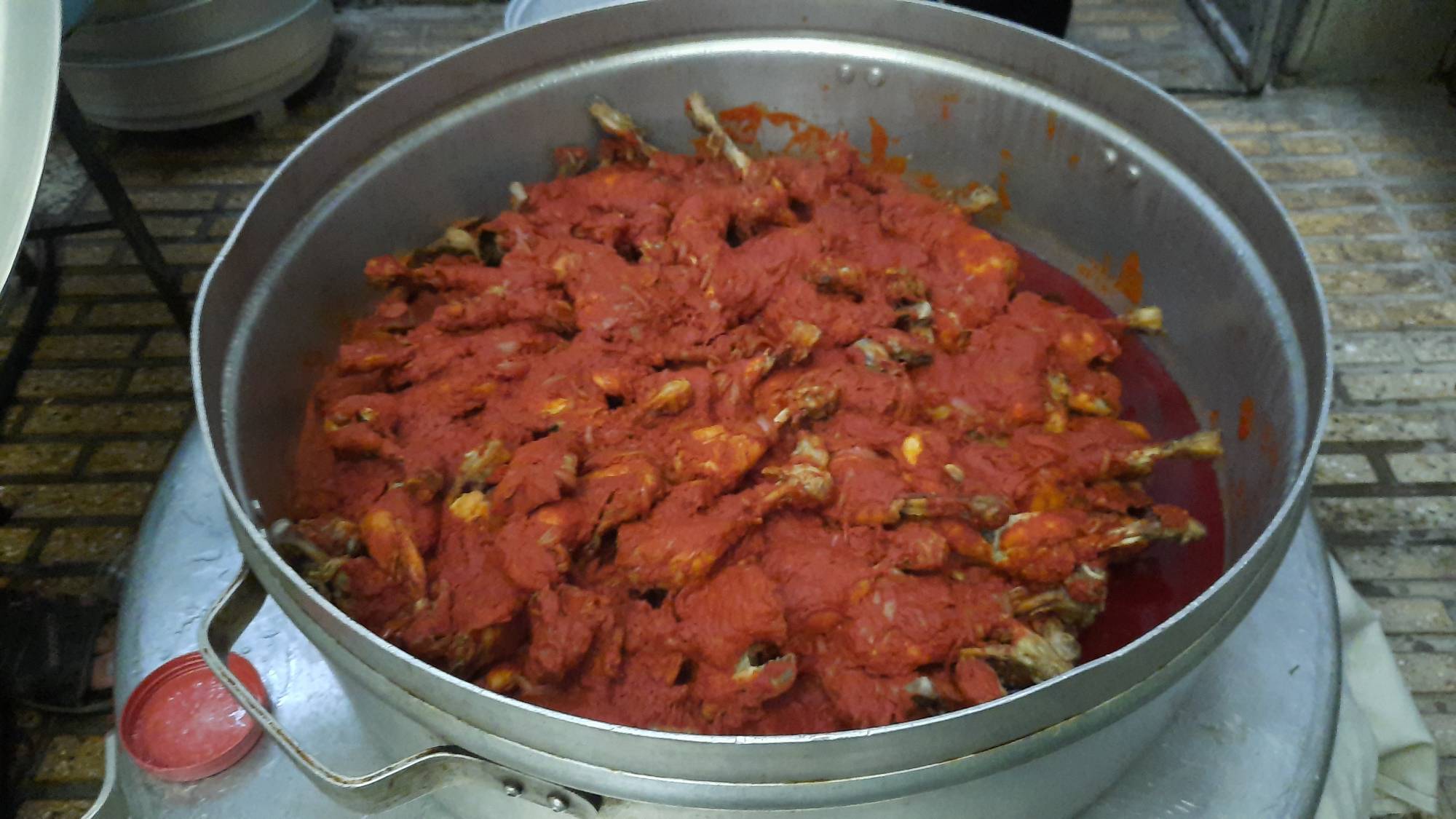 مشارکت یک هیئت با گروه جهادی شهدا برای پخت غذای گرم برای مناطق محروم