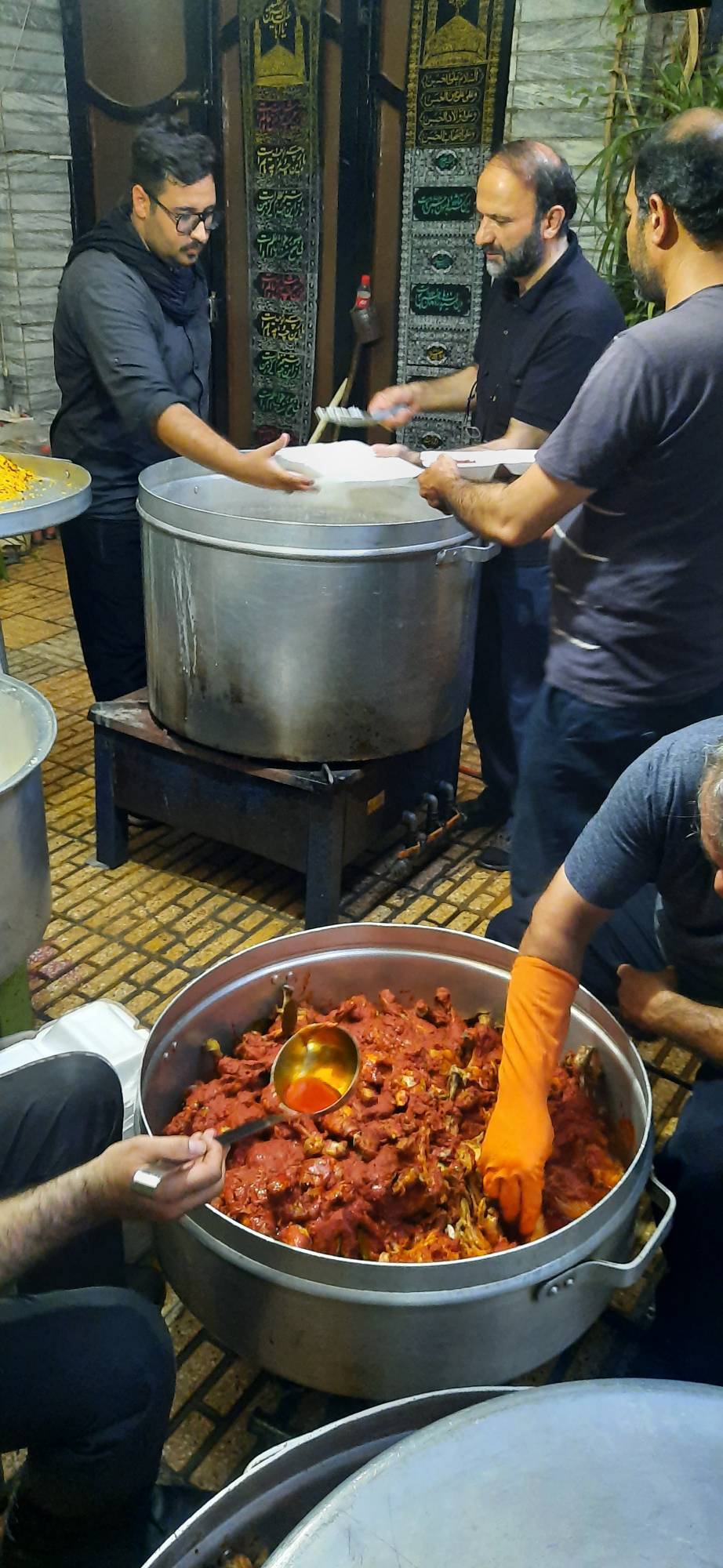 مشارکت یک هیئت با گروه جهادی شهدا برای پخت غذای گرم برای مناطق محروم