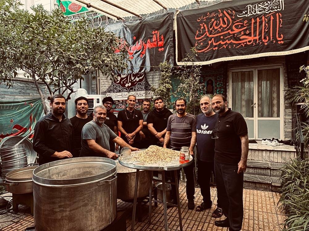 مشارکت یک هیئت با گروه جهادی شهدا برای پخت غذای گرم در مناطق محروم جنوب تهران