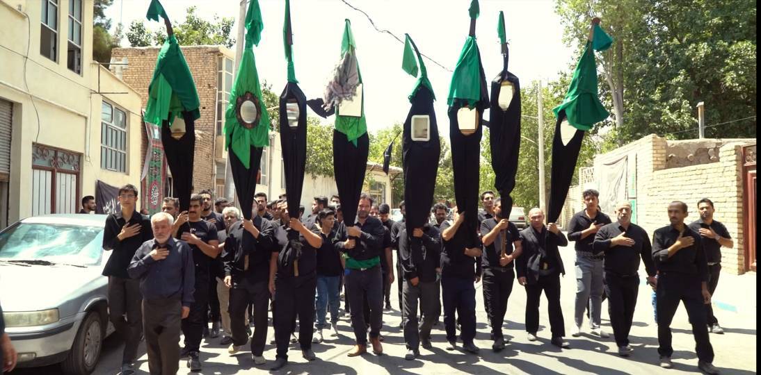 وقتی نخلها روی دوش گلابگیران عزادار معنا میگیرند +فیلم وقتی نخلها روی دوش گلابگیران عزادار معنا میگیرند +فیلم