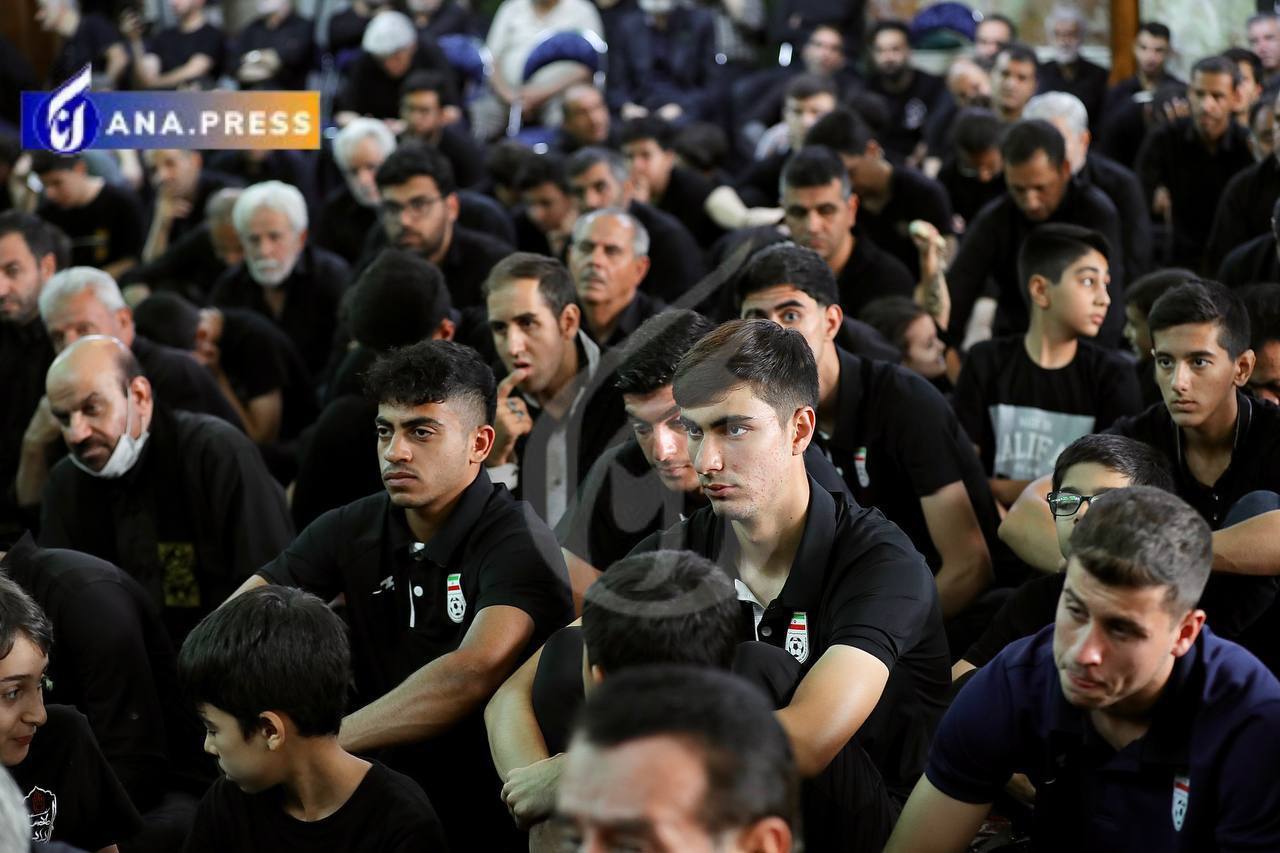 حضور قلعه نویی و اعضای تیم ملی نوجوانان در هیئت عزاداری امام حسین(ع) + فیلم