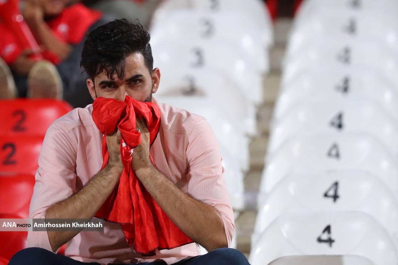 خشم و ناراحتی روی سکو‌های ورزشگاه یادگار امام/ تراکتوری‌ها در بهت و اندوه+ تصاویر