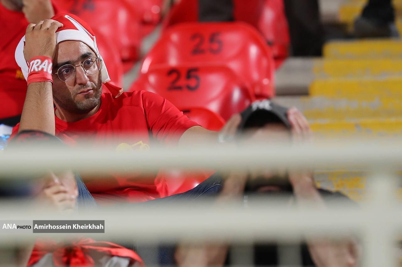 خشم و ناراحتی روی سکو‌های ورزشگاه یادگار امام/ تراکتوری‌ها در بهت و اندوه+ تصاویر