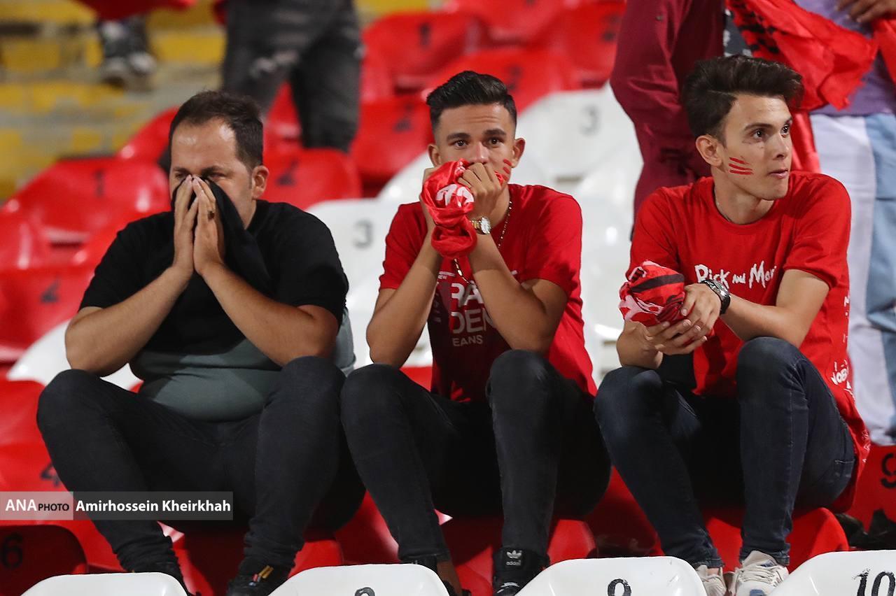 خشم و ناراحتی روی سکو‌های ورزشگاه یادگار امام/ تراکتوری‌ها در بهت و اندوه+ تصاویر