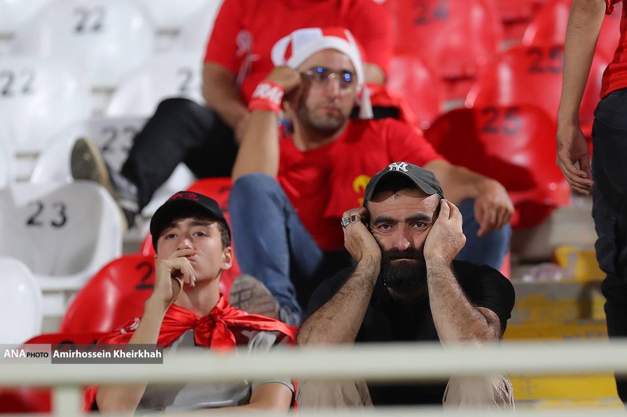 خشم و ناراحتی روی سکو‌های ورزشگاه یادگار امام/ تراکتوری‌ها در بهت و اندوه+ تصاویر