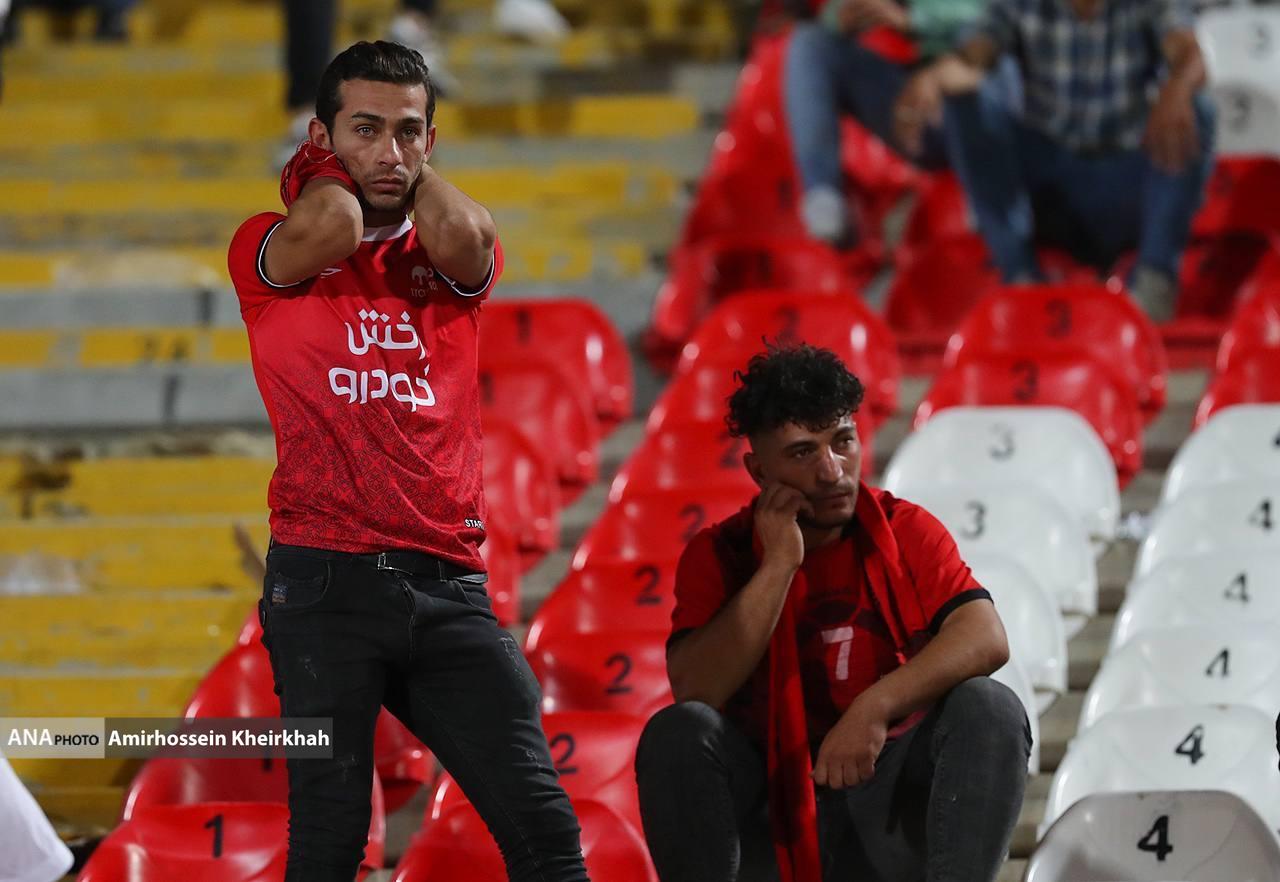 خشم و ناراحتی روی سکو‌های ورزشگاه یادگار امام/ تراکتوری‌ها در بهت و اندوه+ تصاویر