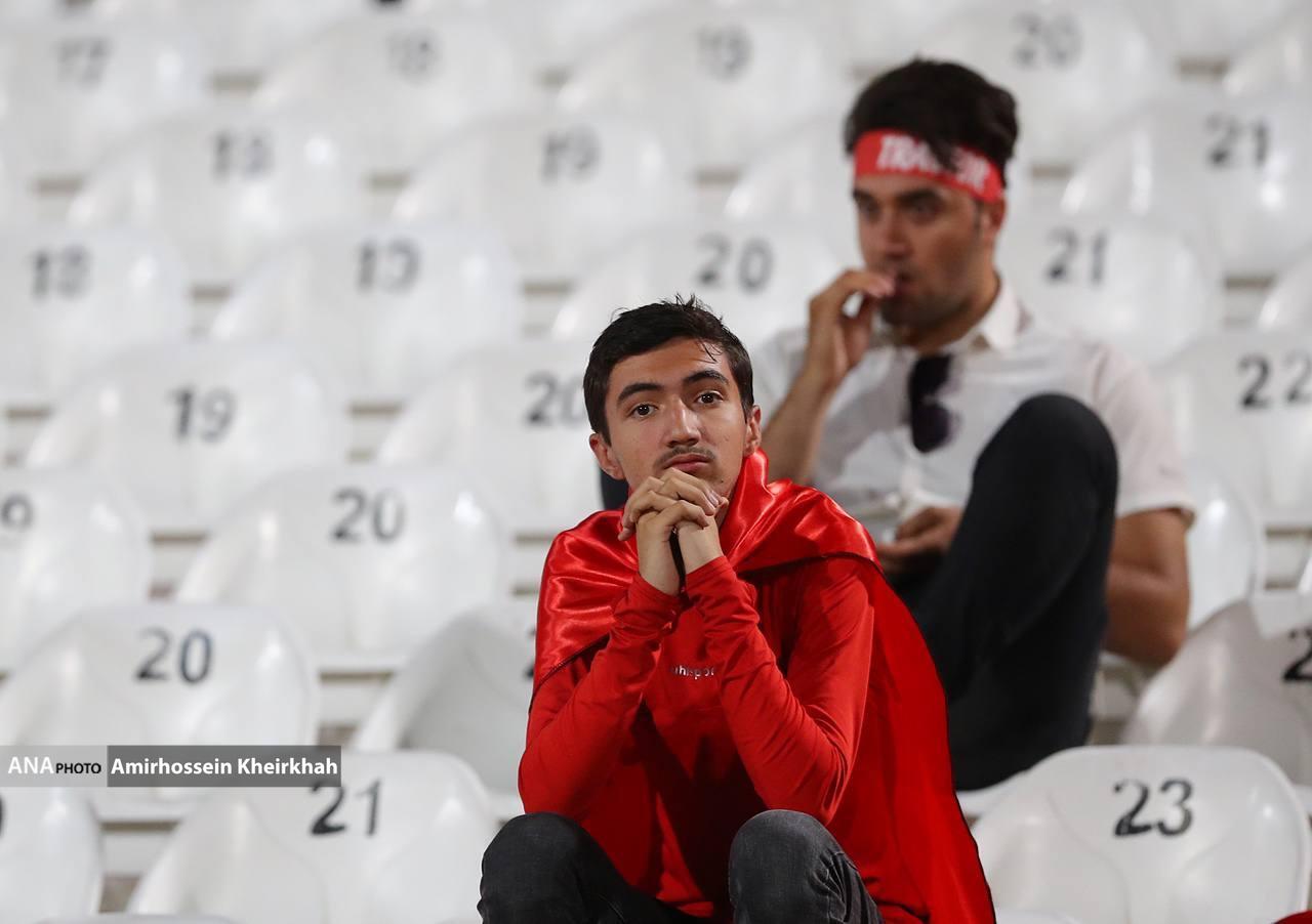 خشم و ناراحتی روی سکو‌های ورزشگاه یادگار امام/ تراکتوری‌ها در بهت و اندوه+ تصاویر