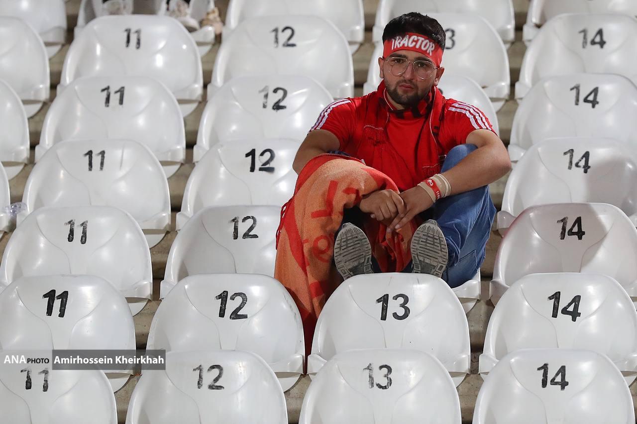 خشم و ناراحتی روی سکو‌های ورزشگاه یادگار امام/ تراکتوری‌ها در بهت و اندوه+ تصاویر