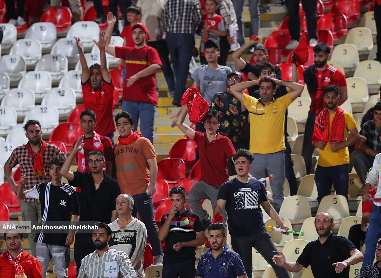 خشم و ناراحتی روی سکو‌های ورزشگاه یادگار امام/ تراکتوری‌ها در بهت و اندوه+ تصاویر