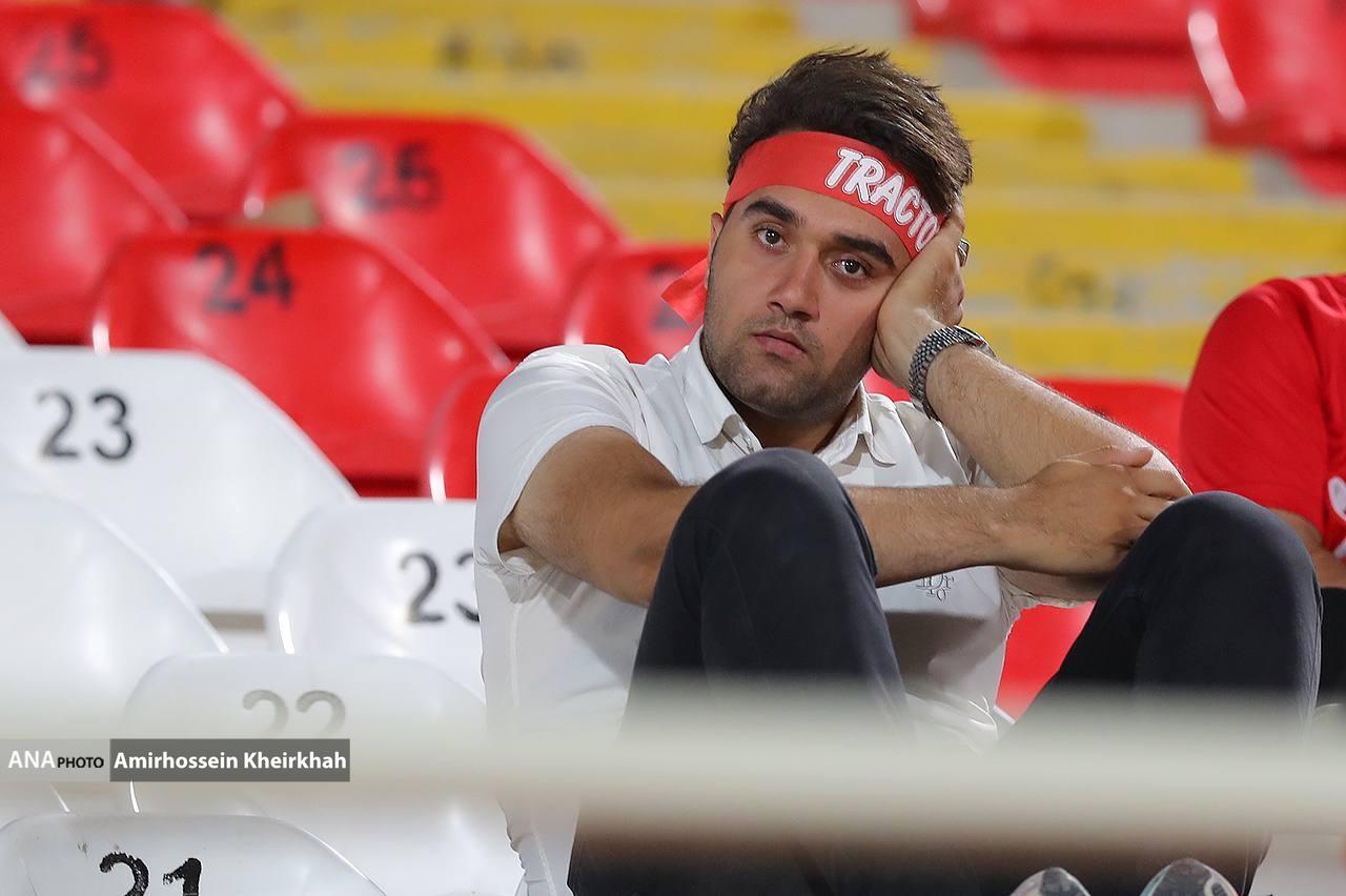 خشم و ناراحتی روی سکو‌های ورزشگاه یادگار امام/ تراکتوری‌ها در بهت و اندوه+ تصاویر