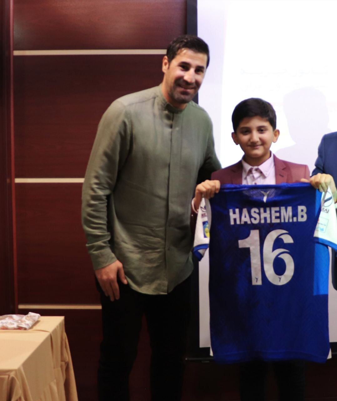 در حمایت از فرشتگان سندروم داون ایران؛  جوادی، مدیرروستا و بیک زاده در مراسم قرعه کشی فوتسال 