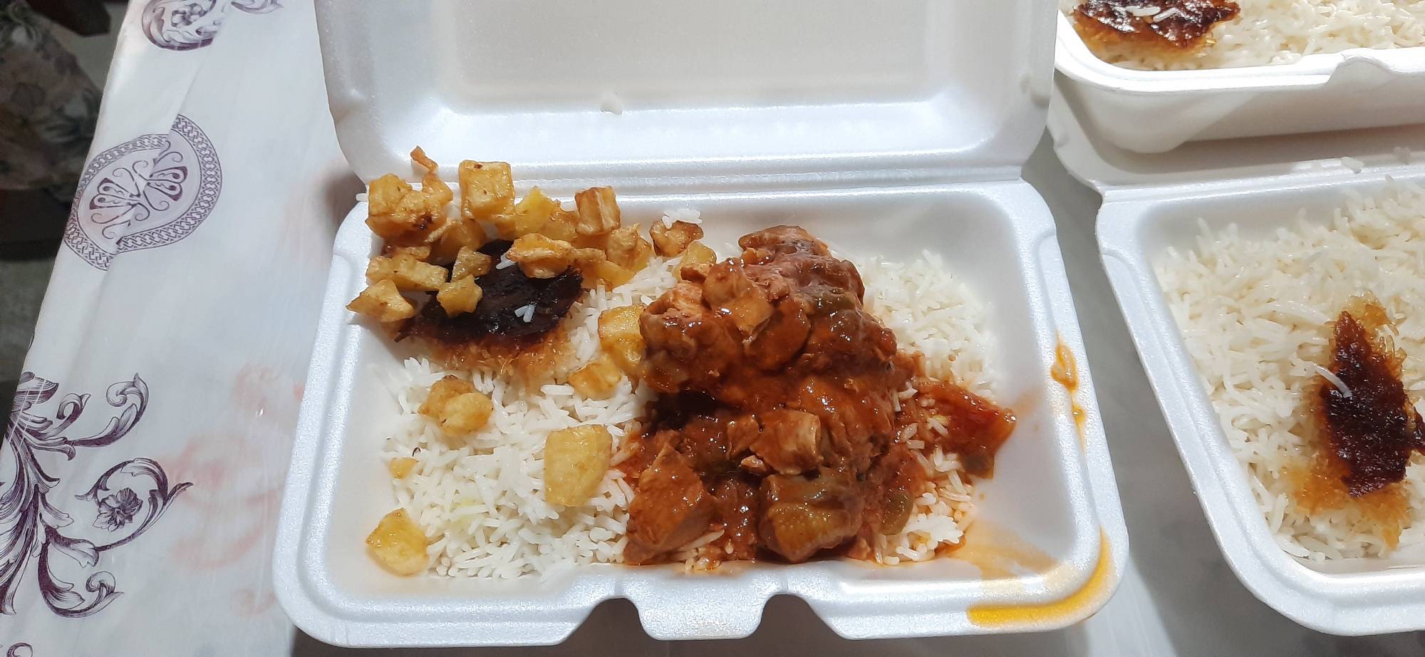 از توزیع ۵۰۰۰ هزار بطری آب تا اسکان روزانه ۳۰۰ زائر در موکب یک گروه جهادی