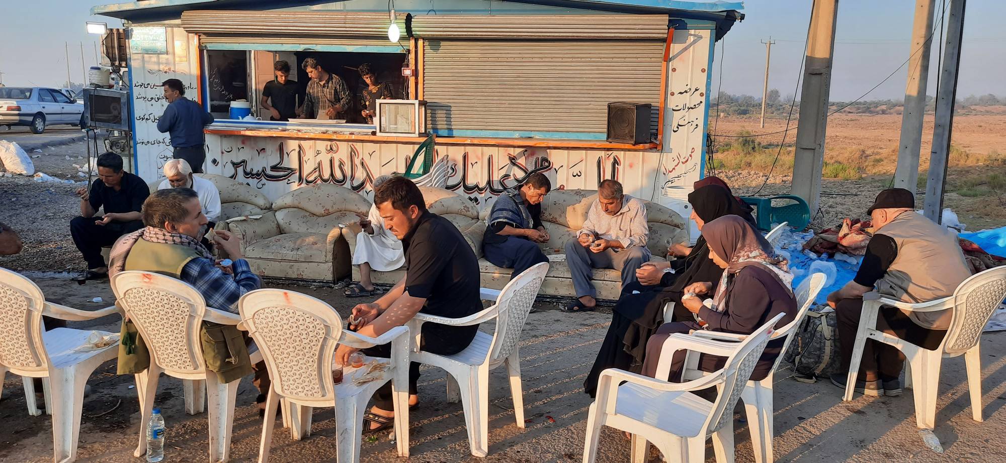 از توزیع ۵۰۰۰ هزار بطری آب تا اسکان روزانه ۳۰۰ زائر در موکب یک گروه جهادی