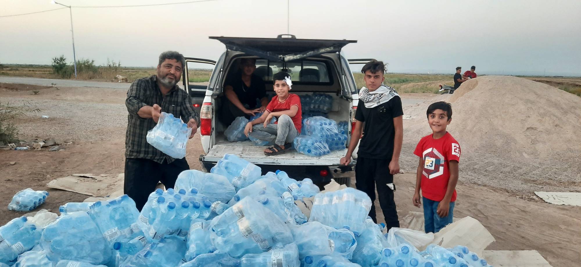 از توزیع ۵۰۰۰ هزار بطری آب تا اسکان روزانه ۳۰۰ زائر در موکب یک گروه جهادی از توزیع ۵۰۰۰ هزار بطری آب تا اسکان روزانه ۳۰۰ زائر در موکب یک گروه جهادی