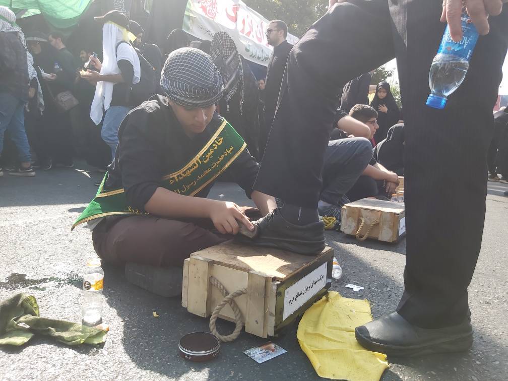 پیاده‌روی ۱۷ کیلومتری عشاق‌الحسین در اربعین/ طنین لبیک یا حسین در خیابانهای تهران