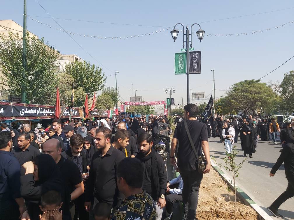 پیادهروی ۱۷ کیلومتری عشاقالحسین در اربعین/ طنین لبیک یا حسین در خیابانهای تهران پیادهروی ۱۷ کیلومتری عشاقالحسین در اربعین/ طنین لبیک یا حسین در خیابانهای تهران