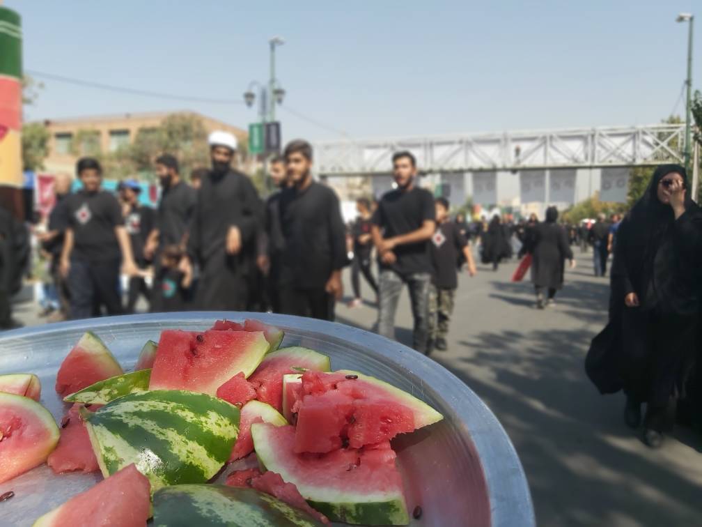 پیاده‌روی ۱۷ کیلومتری عشاق‌الحسین در اربعین/ طنین لبیک یا حسین در خیابانهای تهران