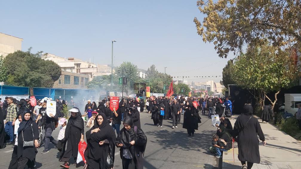 پیاده‌روی ۱۷ کیلومتری عشاق‌الحسین در اربعین/ طنین لبیک یا حسین در خیابانهای تهران