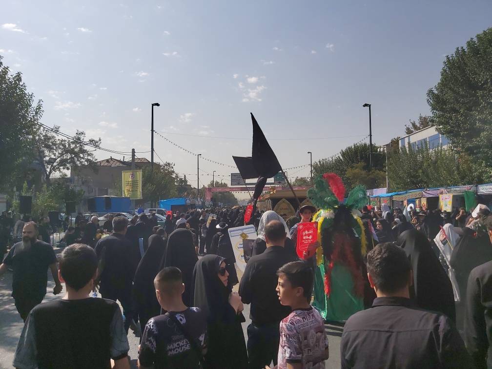 پیاده‌روی ۱۷ کیلومتری عشاق‌الحسین در اربعین/ طنین لبیک یا حسین در خیابان‌های تهران +عکس و فیلم