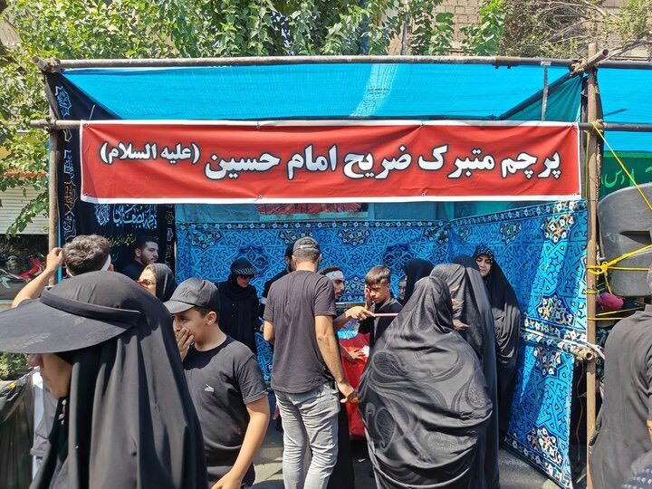 پیاده‌روی ۱۷ کیلومتری عشاق‌الحسین در اربعین/ طنین لبیک یا حسین در خیابان‌های تهران +عکس و فیلم