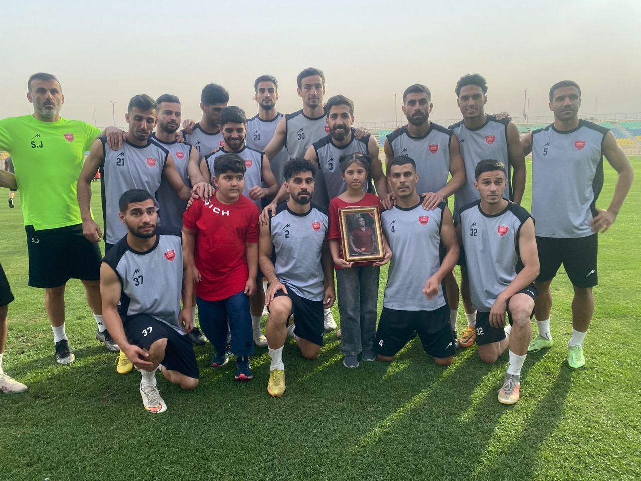 دیدار گلمحمدی با دختر کوچک هوادار نمونه سال پرسپولیس+عکس دیدار گلمحمدی با دختر کوچک هوادار نمونه سال پرسپولیس+عکس