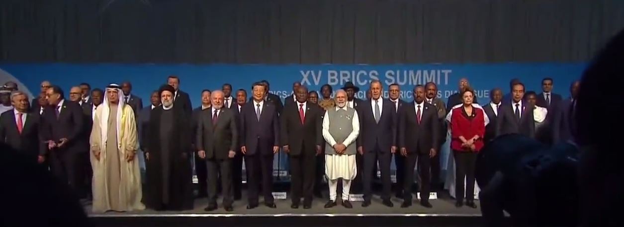 رئیسی با شیجینپینگ و فیصل بنفرحان دیدار و گفتوگو کرد + عکس رئیسی با شیجینپینگ و فیصل بنفرحان دیدار و گفتوگو کرد + عکس