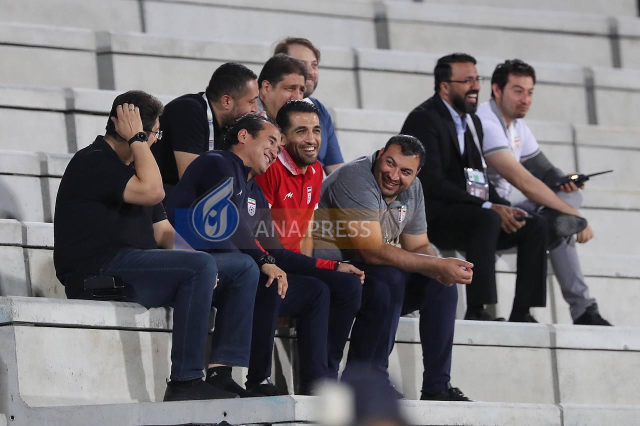 حضور جالب مشاوران قلعهنویی و بازیکن پرسپولیس روی سکوها+ تصاویر حضور جالب مشاوران قلعهنویی و بازیکن پرسپولیس روی سکوها+ تصاویر