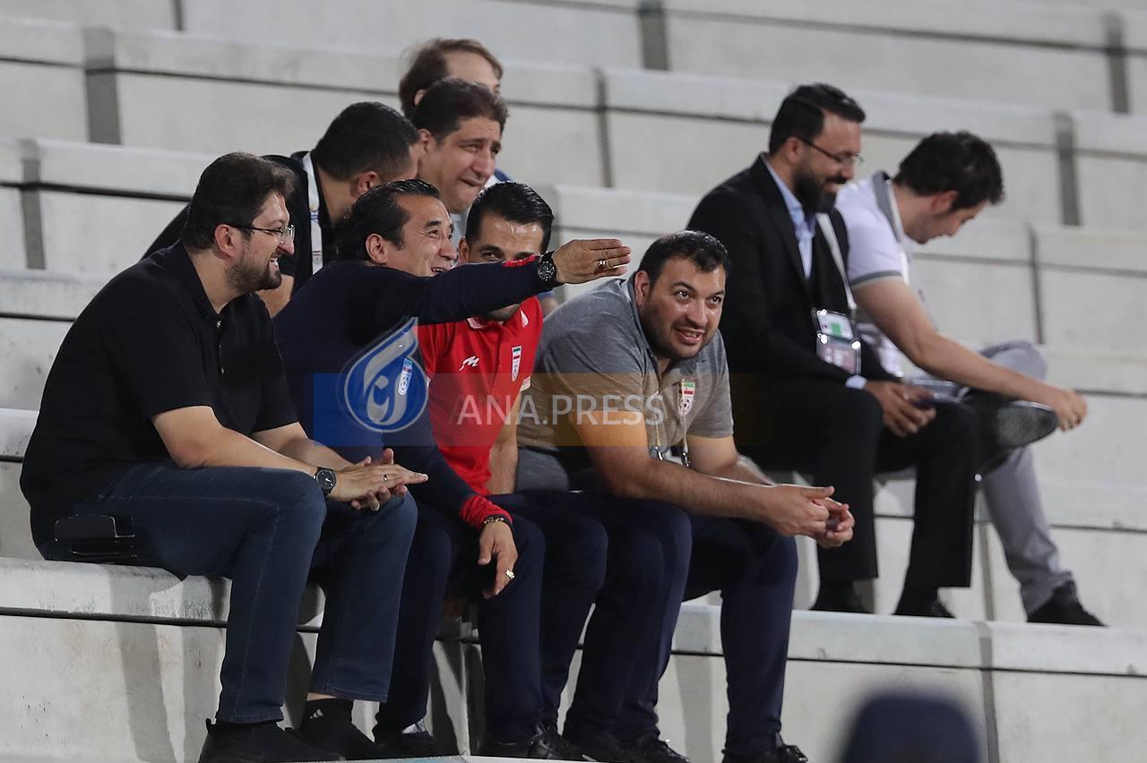 حضور جالب مشاوران قلعه‌نویی و بازیکن پرسپولیس روی سکوها+ تصاویر