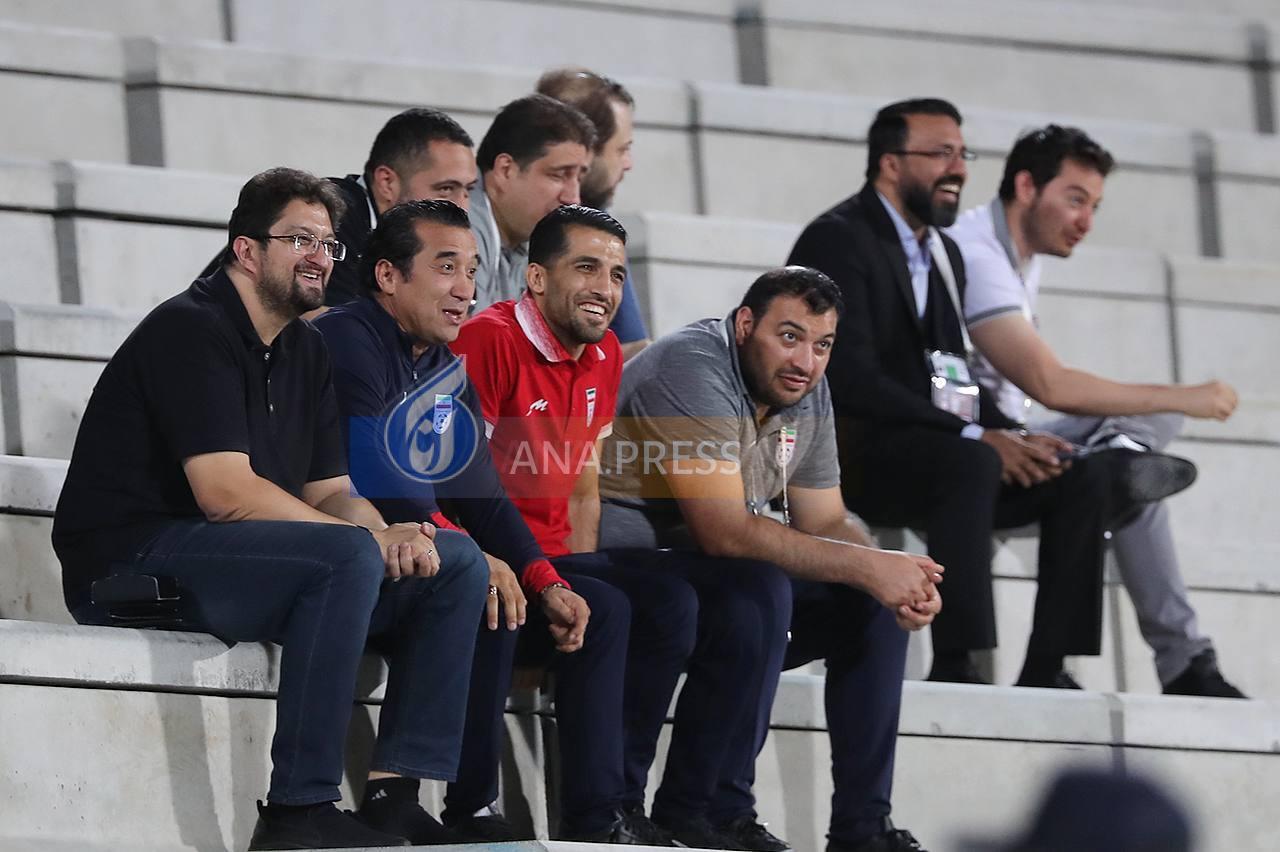 حضور جالب مشاوران قلعه‌نویی و بازیکن پرسپولیس روی سکوها+ تصاویر