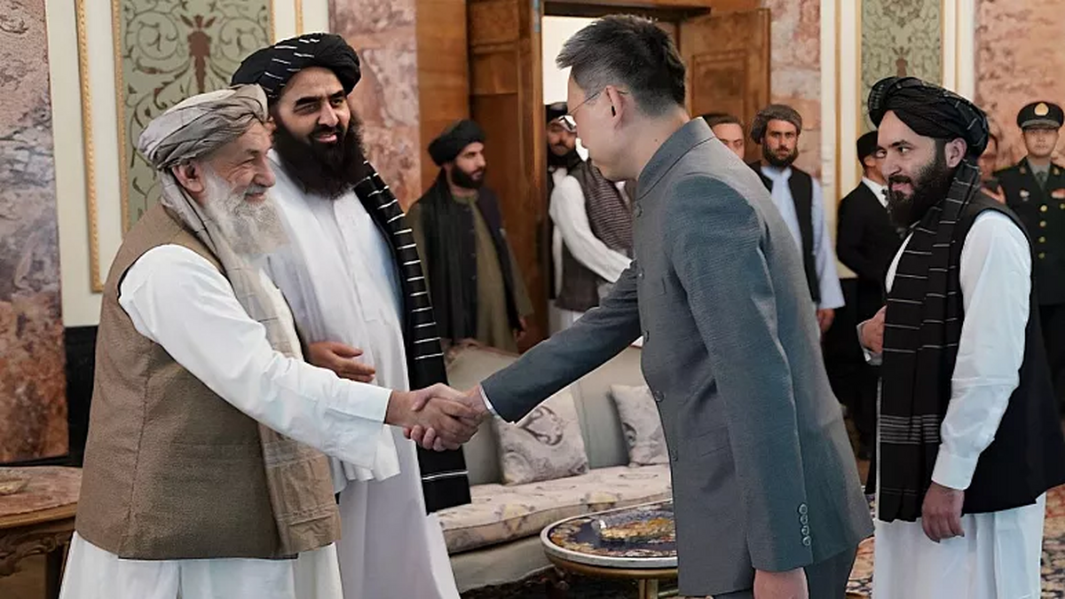 سفیر چین استوارنامه خود را به رئیس الوزرای طالبان تقدیم کرد