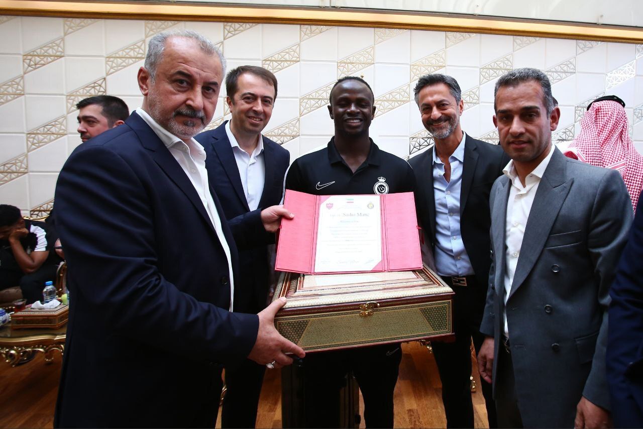 هدیه و یادبود ویژه باشگاه پرسپولیس به رونالدو و مانه+ تصاویر هدیه و یادبود ویژه باشگاه پرسپولیس به رونالدو و مانه+ تصاویر