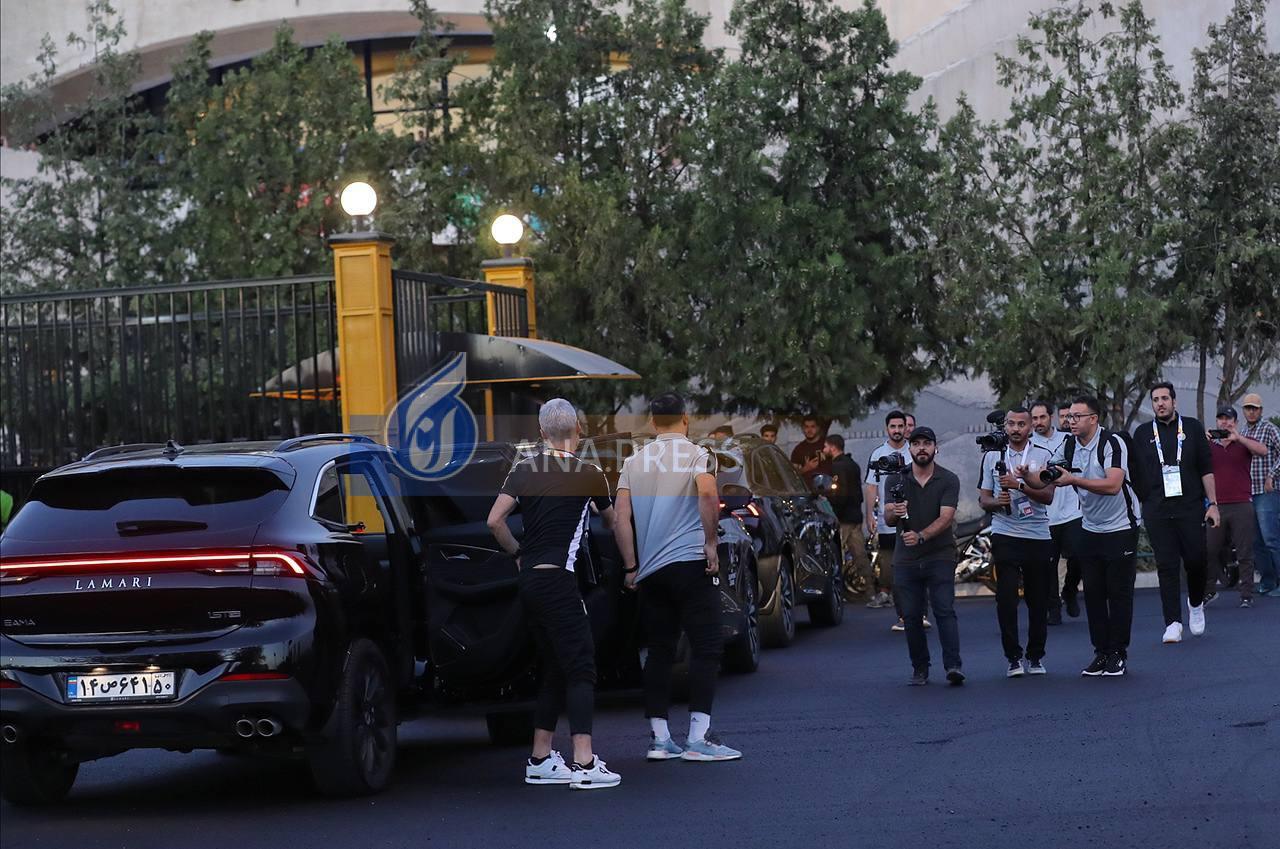اسکورت ویژه برای حضور سرمربی و بازیکن النصر در نشست خبری+ تصاویر