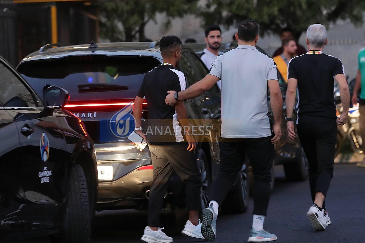 اسکورت ویژه برای حضور سرمربی و بازیکن النصر در نشست خبری+ تصاویر