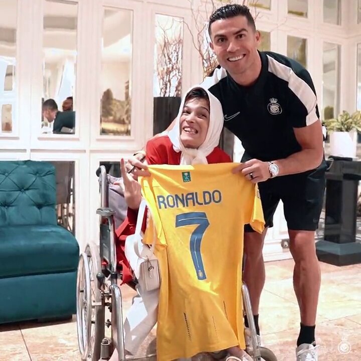 ماجرای کیت هدیه‌ای رونالدو به هنرمند معلول چه بود؟ / امروز لباس امضا شده تحویل خانواده حمامی می‌شود