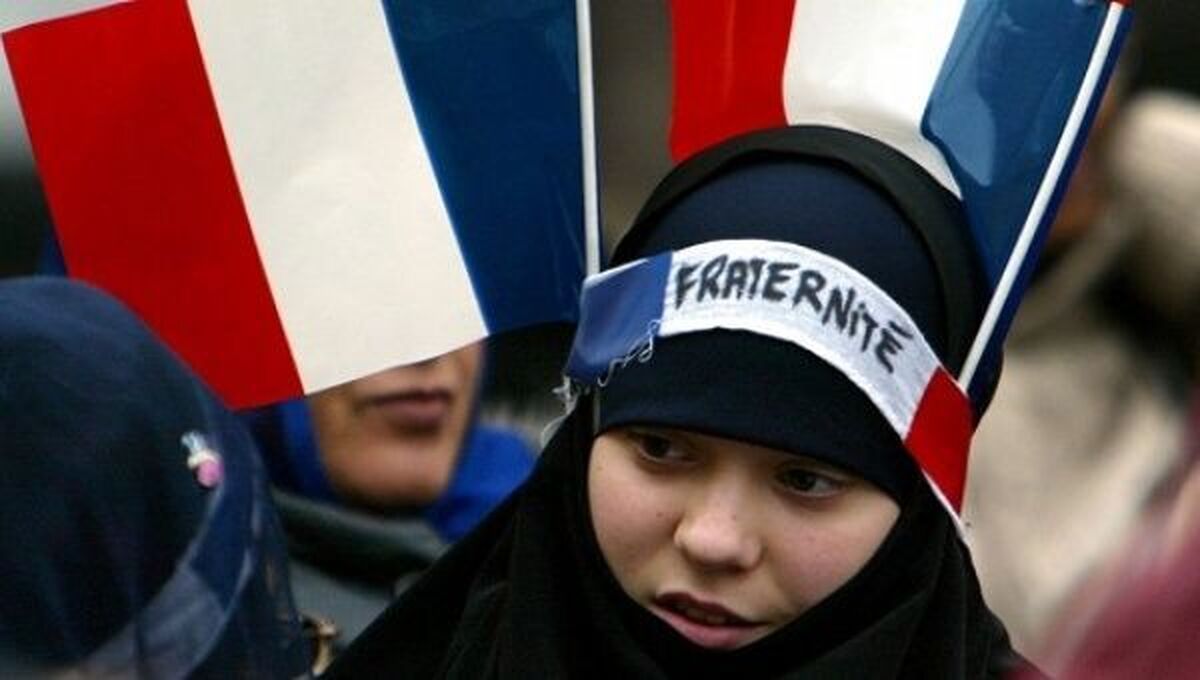پوشیدن عبای اسلامی در مدارس دولتی فرانسه ممنوع شد