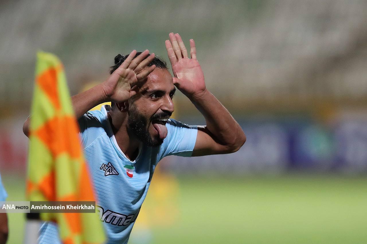 شادی عجیب مهاجم پیکان بعد از گلزنی به سپاهان+ تصاویر شادی عجیب مهاجم پیکان بعد از گلزنی به سپاهان+ تصاویر