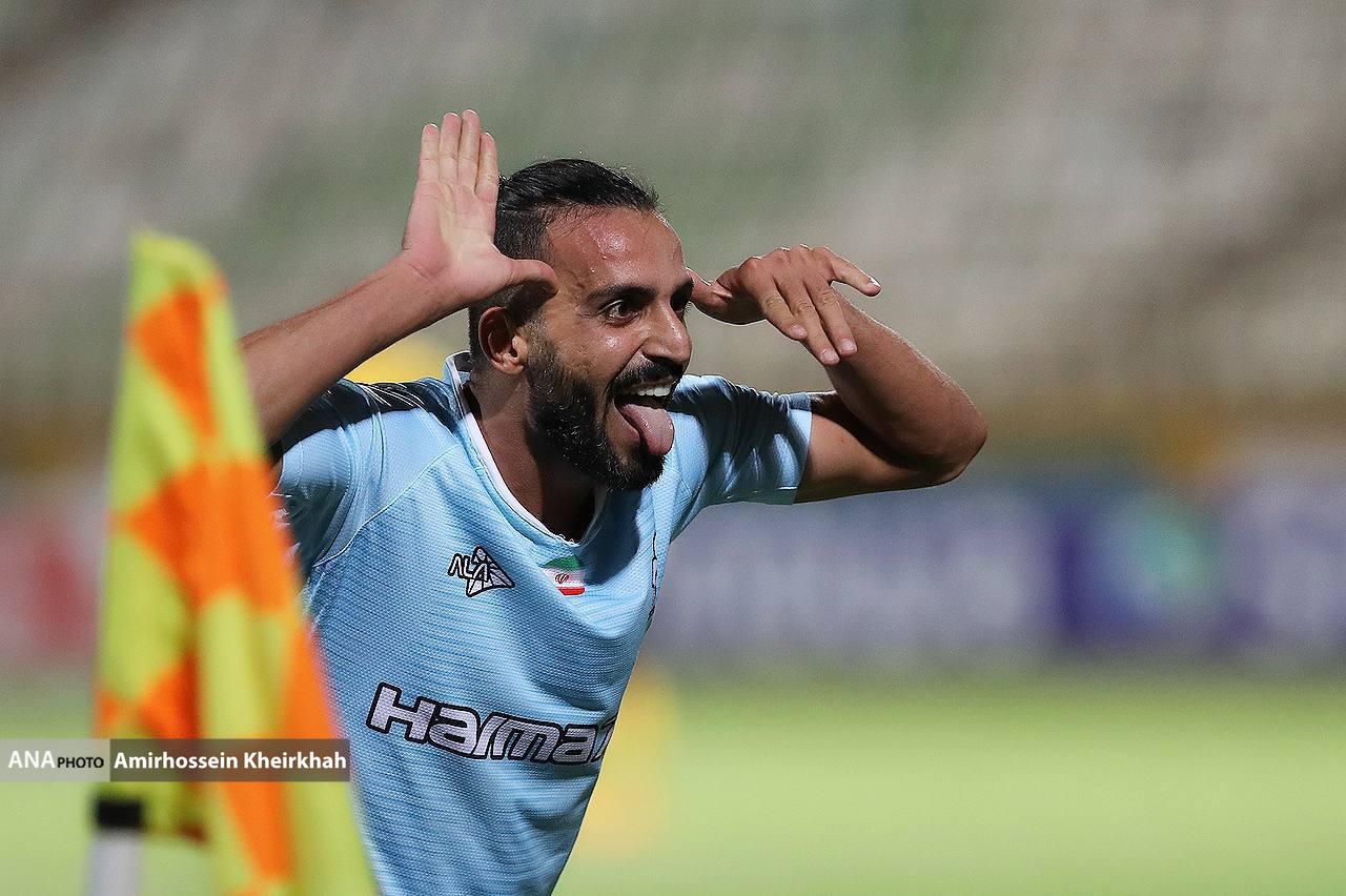 شادی عجیب مهاجم پیکان بعد از گلزنی به سپاهان+ تصاویر شادی عجیب مهاجم پیکان بعد از گلزنی به سپاهان+ تصاویر