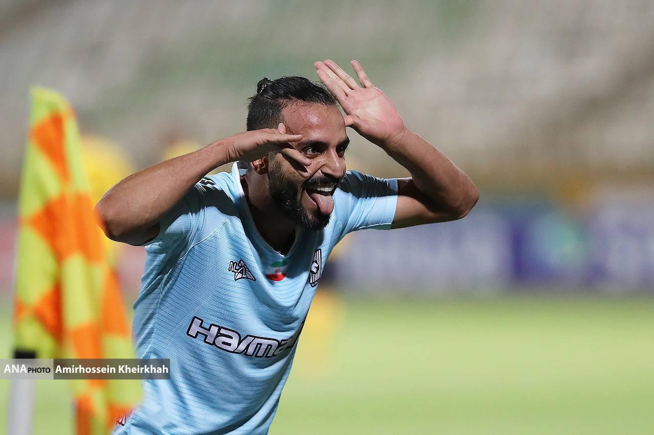 شادی عجیب مهاجم پیکان بعد از گلزنی به سپاهان+ تصاویر شادی عجیب مهاجم پیکان بعد از گلزنی به سپاهان+ تصاویر