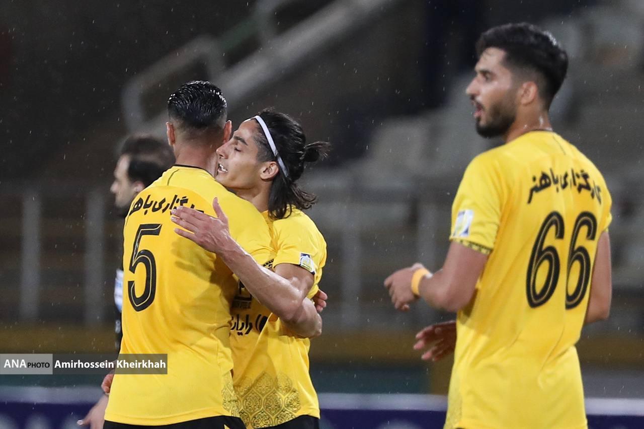 گزارش تصویری از برد سپاهان مقابل پیکان از لحظه اخراج دانشگر تا سجده شکر تیم اصفهانی گزارش تصویری از برد سپاهان مقابل پیکان از لحظه اخراج دانشگر تا سجده شکر تیم اصفهانی