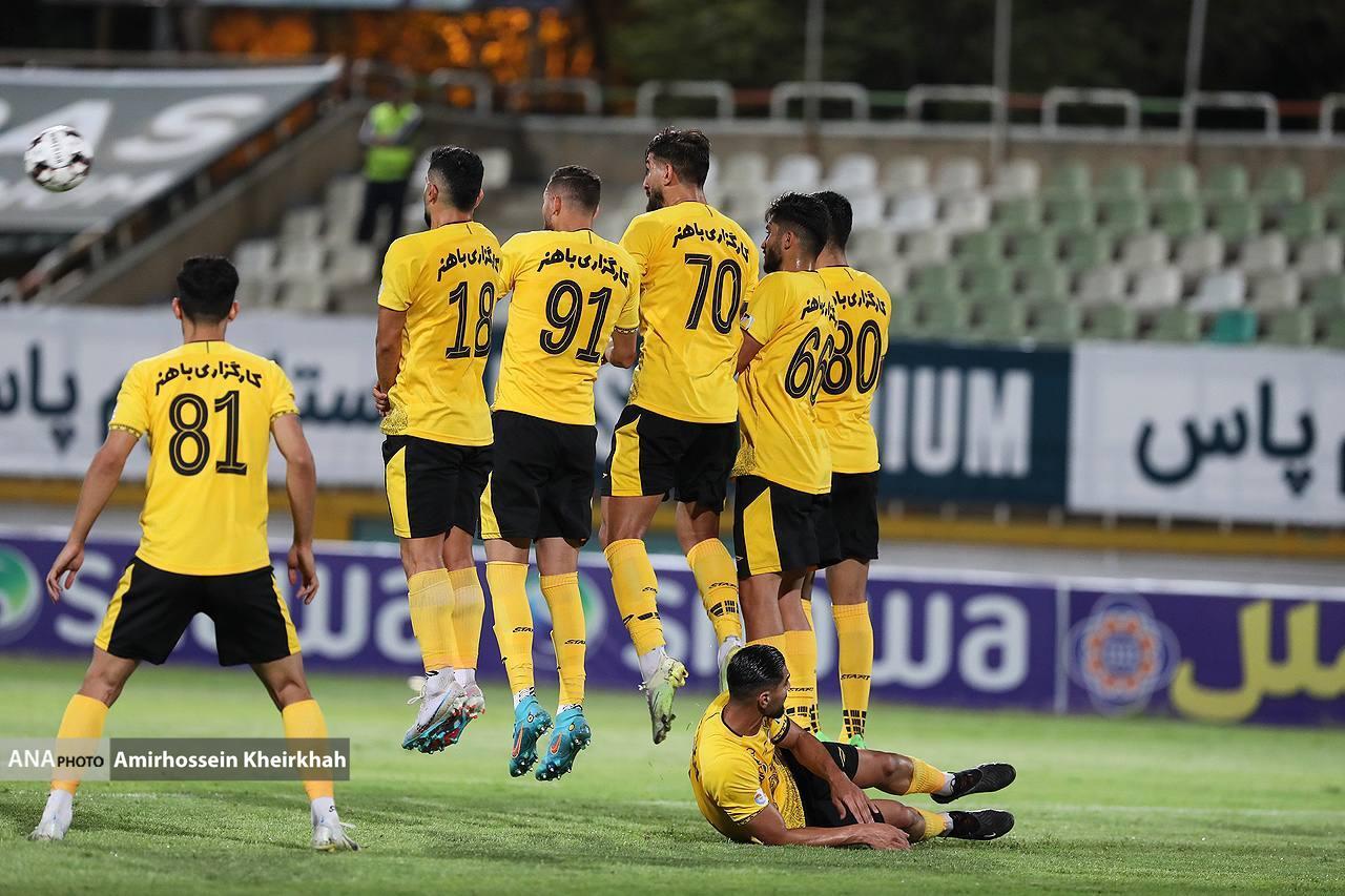 گزارش تصویری از برد سپاهان مقابل پیکان از لحظه اخراج دانشگر تا سجده شکر تیم اصفهانی گزارش تصویری از برد سپاهان مقابل پیکان از لحظه اخراج دانشگر تا سجده شکر تیم اصفهانی