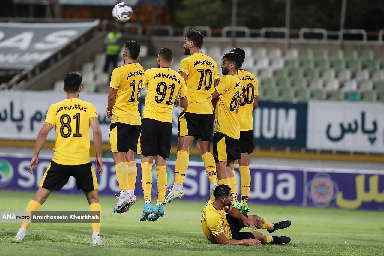 گزارش تصویری از برد سپاهان مقابل پیکان از لحظه اخراج دانشگر تا سجده شکر تیم اصفهانی گزارش تصویری از برد سپاهان مقابل پیکان از لحظه اخراج دانشگر تا سجده شکر تیم اصفهانی