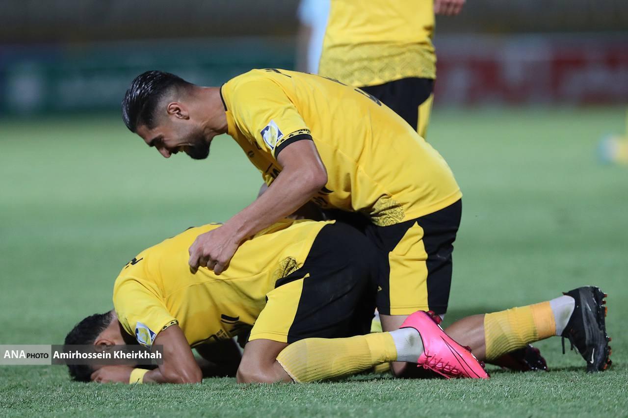 گزارش تصویری از برد سپاهان مقابل پیکان از لحظه اخراج دانشگر تا سجده شکر تیم اصفهانی گزارش تصویری از برد سپاهان مقابل پیکان از لحظه اخراج دانشگر تا سجده شکر تیم اصفهانی