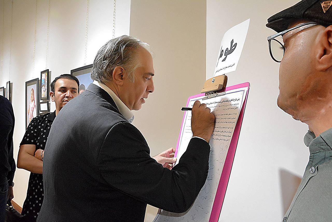 به دنبال اصلاح نگاه جامعه به قربانیان اسیدپاشی هستیم/ وقتی «امید درسایه» با عکس معنا می‌شود