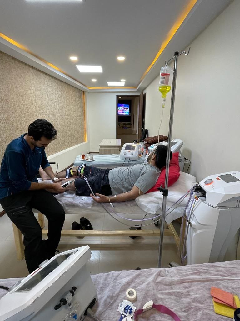 بازی‌های آسیایی هانگژو| تماشای نمایش کشتی گیران در حین فیزیوتراپی/ مهربان: کیفی‌ترین فدراسیون کشتی بود